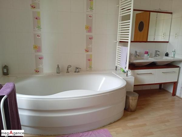 Maison à CUSSET, 03300 - 9 pièces 322m²