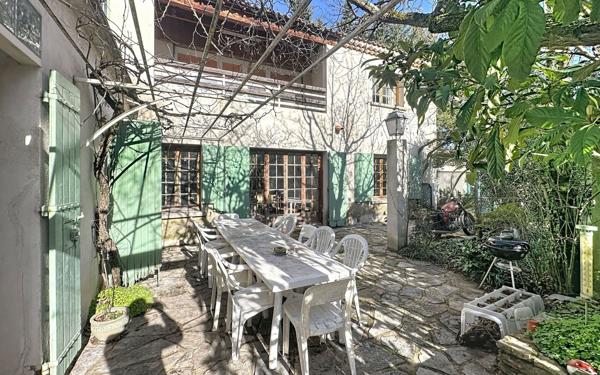 Maison à vendre    9 pièces • 219 m2 Villeneuve-lès-Avignon