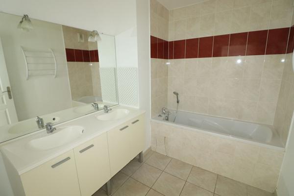 Caen -  F5  en  dernier étage avec terrasse de 28m2 et double stationnement en sous-sol