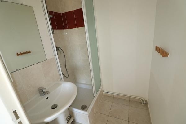 Caen -  F5  en  dernier étage avec terrasse de 28m2 et double stationnement en sous-sol