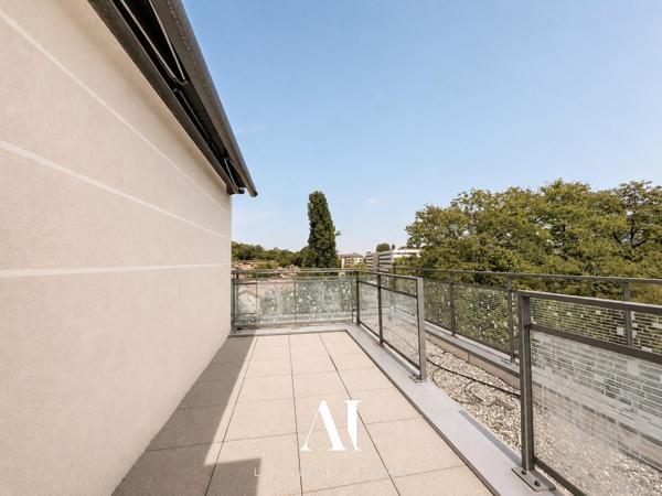 Appartement T3 en dernier étage avec une grande terrasse filante de 19 m2 , climatisation, parking souterrain, cave et vue dégagée, 01210 FERNEY-VOLTAIRE