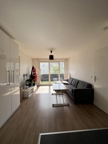 **** FLEURY-MEROGIS****. Venez découvrir ce bel appartement de 41M2 lumineux dans une résidence de 2010 avec son balcon de 6M2 exposé SUD/EST au 3 étage/4. Il se compose d’une pièce principale avec une cuisine, un séjour ainsi qu’une chambre et une salle de bain avec wc. Ce joint à ce lot une place de parking en sous-sol. **** À VISITER SANS TARDER****.