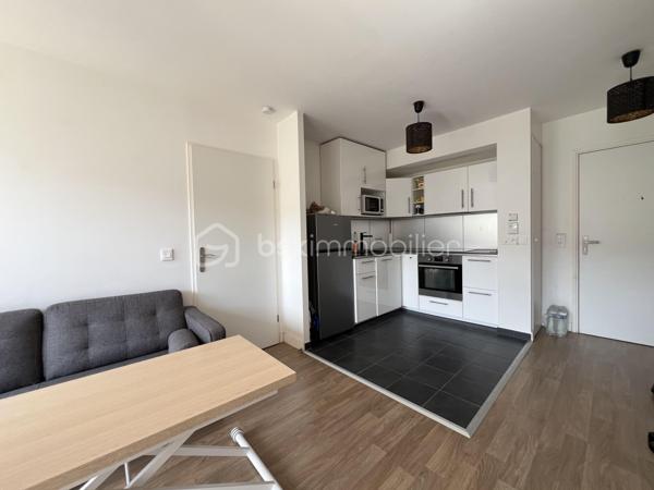 **** FLEURY-MEROGIS****. Venez découvrir ce bel appartement de 41M2 lumineux dans une résidence de 2010 avec son balcon de 6M2 exposé SUD/EST au 3 étage/4. Il se compose d’une pièce principale avec une cuisine, un séjour ainsi qu’une chambre et une salle de bain avec wc. Ce joint à ce lot une place de parking en sous-sol. **** À VISITER SANS TARDER****.