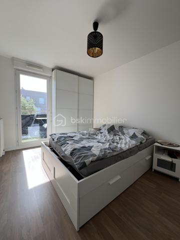 **** FLEURY-MEROGIS****. Venez découvrir ce bel appartement de 41M2 lumineux dans une résidence de 2010 avec son balcon de 6M2 exposé SUD/EST au 3 étage/4. Il se compose d’une pièce principale avec une cuisine, un séjour ainsi qu’une chambre et une salle de bain avec wc. Ce joint à ce lot une place de parking en sous-sol. **** À VISITER SANS TARDER****.
