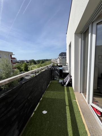 **** FLEURY-MEROGIS****. Venez découvrir ce bel appartement de 41M2 lumineux dans une résidence de 2010 avec son balcon de 6M2 exposé SUD/EST au 3 étage/4. Il se compose d’une pièce principale avec une cuisine, un séjour ainsi qu’une chambre et une salle de bain avec wc. Ce joint à ce lot une place de parking en sous-sol. **** À VISITER SANS TARDER****.