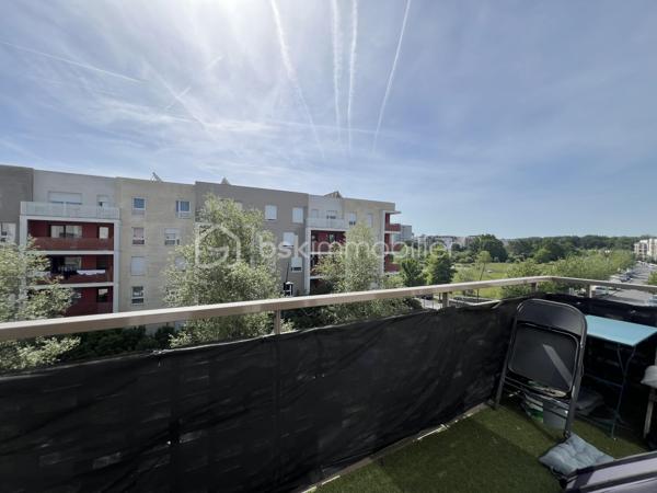 **** FLEURY-MEROGIS****. Venez découvrir ce bel appartement de 41M2 lumineux dans une résidence de 2010 avec son balcon de 6M2 exposé SUD/EST au 3 étage/4. Il se compose d’une pièce principale avec une cuisine, un séjour ainsi qu’une chambre et une salle de bain avec wc. Ce joint à ce lot une place de parking en sous-sol. **** À VISITER SANS TARDER****.