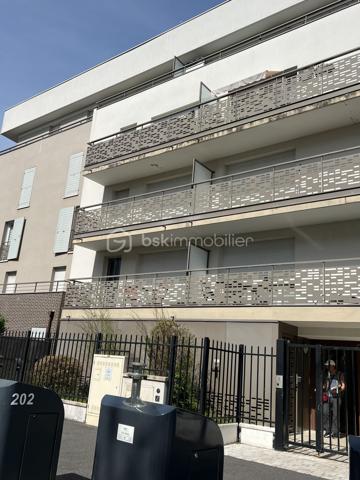 **** FLEURY-MEROGIS****. Venez découvrir ce bel appartement de 41M2 lumineux dans une résidence de 2010 avec son balcon de 6M2 exposé SUD/EST au 3 étage/4. Il se compose d’une pièce principale avec une cuisine, un séjour ainsi qu’une chambre et une salle de bain avec wc. Ce joint à ce lot une place de parking en sous-sol. **** À VISITER SANS TARDER****.