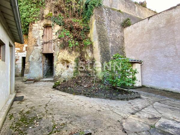 Maison de ville atypique 154m² dont espace indépendant de 58m² - garage et cour - Montval sur Loir centre