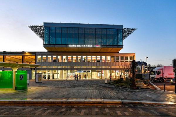 NANTES gare - MURS COMMERCIAUX LIBRES,  LOCAL 145 m² + 65m²