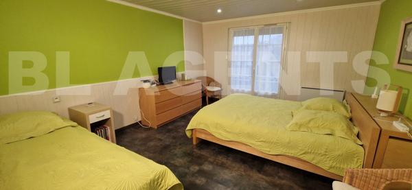 Superbe pavillon de 10 pièces, en parfait état, sur un magnifique terrain clos et arboré de 3 400 m²