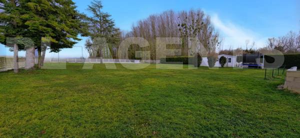 Superbe pavillon de 10 pièces, en parfait état, sur un magnifique terrain clos et arboré de 3 400 m²