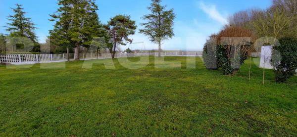 Superbe pavillon de 10 pièces, en parfait état, sur un magnifique terrain clos et arboré de 3 400 m²