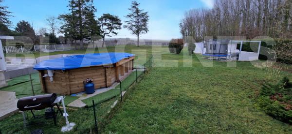 Superbe pavillon de 10 pièces, en parfait état, sur un magnifique terrain clos et arboré de 3 400 m²