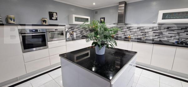 Superbe pavillon de 10 pièces, en parfait état, sur un magnifique terrain clos et arboré de 3 400 m²