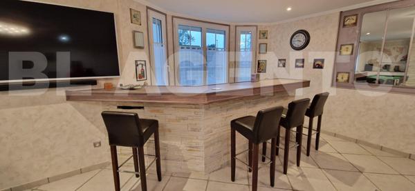 Superbe pavillon de 10 pièces, en parfait état, sur un magnifique terrain clos et arboré de 3 400 m²