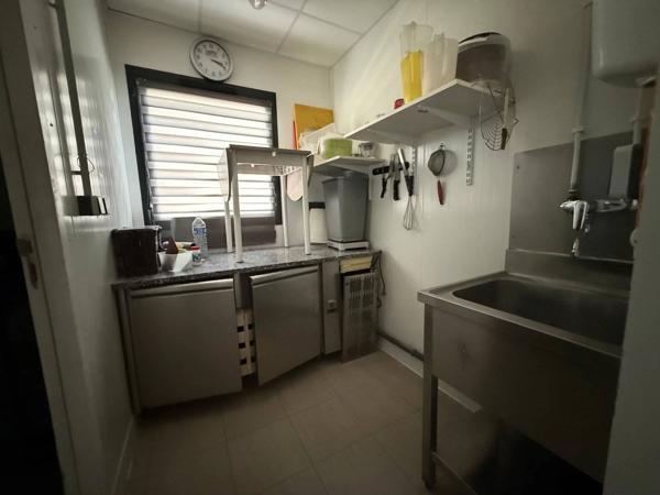 Vente immobilière : Local et fonds de commerce à Gémozac    215 000 €- L'AGENCE DE L'IMMOBILIER.