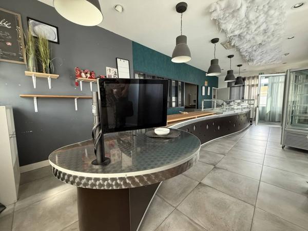 Vente immobilière : Local et fonds de commerce à Gémozac    215 000 €- L'AGENCE DE L'IMMOBILIER.