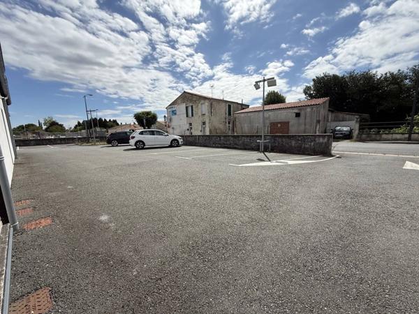 Vente immobilière : Local et fonds de commerce à Gémozac    215 000 €- L'AGENCE DE L'IMMOBILIER.