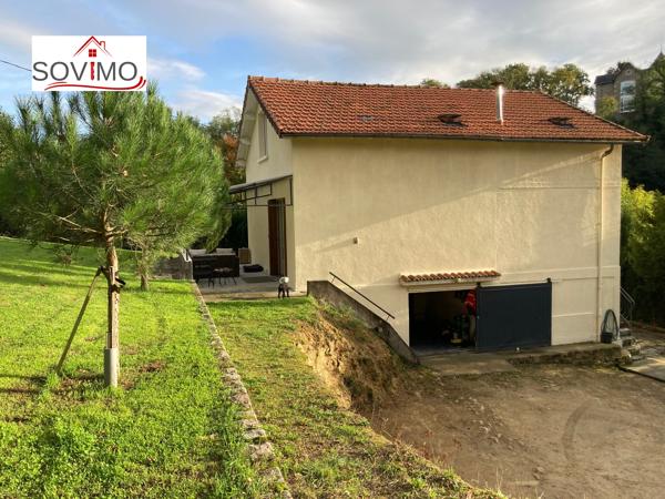 CHARME ET CONFORT POUR CE PAVILLON SITUÉ À PROXIMITÉ DU CENTRE VILLE