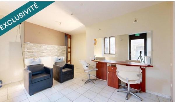 Situé au  coeur de la commune du Bugue.