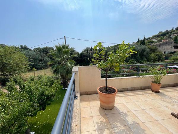 Superbe 4 pièces au dernier étage avec terrasse et double garage. Résidence récente avec piscine