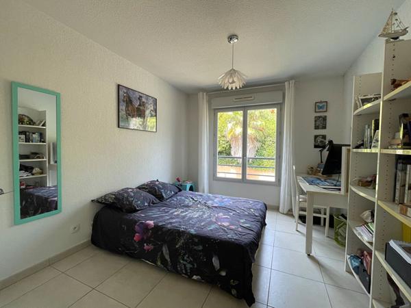 Superbe 4 pièces au dernier étage avec terrasse et double garage. Résidence récente avec piscine