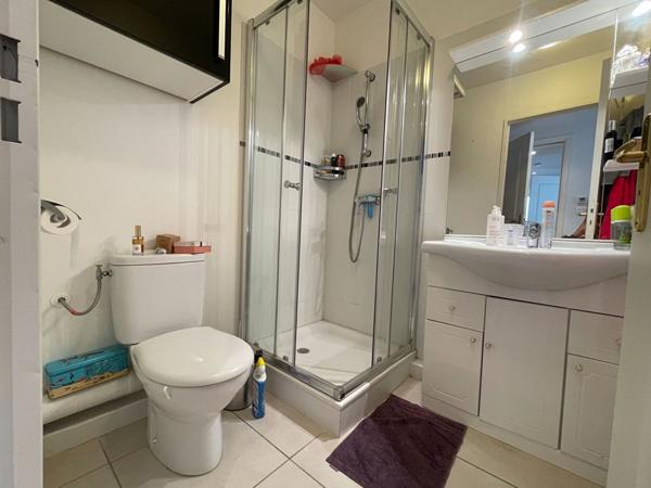 Superbe 4 pièces au dernier étage avec terrasse et double garage. Résidence récente avec piscine