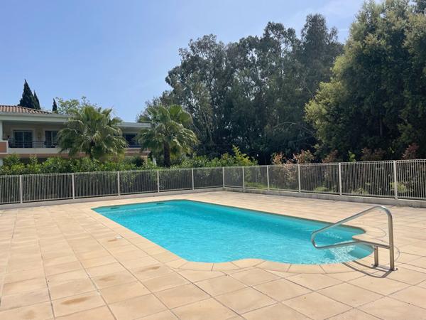 Superbe 4 pièces au dernier étage avec terrasse et double garage. Résidence récente avec piscine