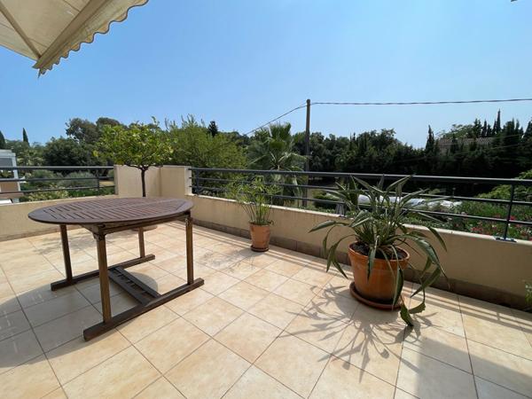 Superbe 4 pièces au dernier étage avec terrasse et double garage. Résidence récente avec piscine