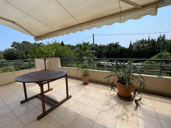 Superbe 4 pièces au dernier étage avec terrasse et double garage. Résidence récente avec piscine