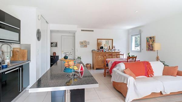 Superbe 4 pièces au dernier étage avec terrasse et double garage. Résidence récente avec piscine