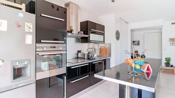 Superbe 4 pièces au dernier étage avec terrasse et double garage. Résidence récente avec piscine