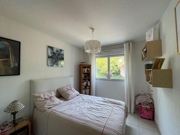 Superbe 4 pièces au dernier étage avec terrasse et double garage. Résidence récente avec piscine