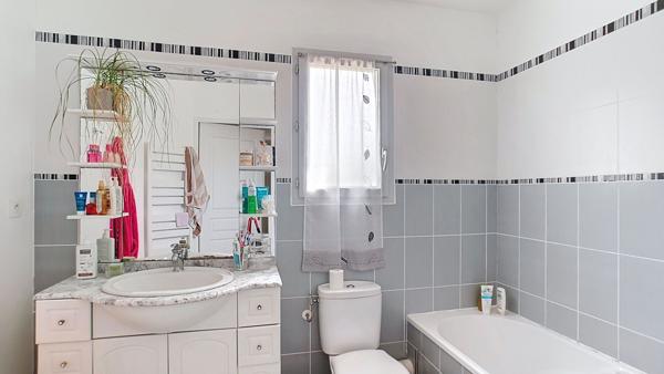 Superbe 4 pièces au dernier étage avec terrasse et double garage. Résidence récente avec piscine