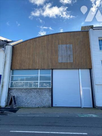 Sur les quais. Bâtiment.