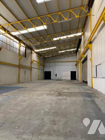 Sur les quais. Bâtiment.