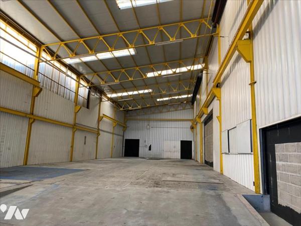 Sur les quais. Bâtiment.