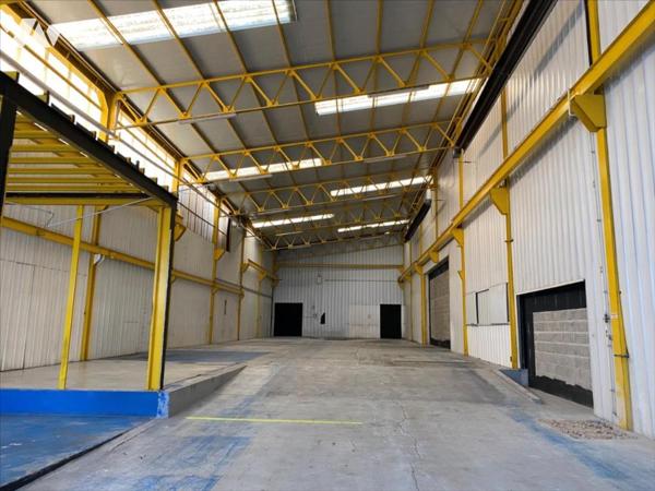 Sur les quais. Bâtiment.