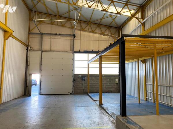 Sur les quais. Bâtiment.