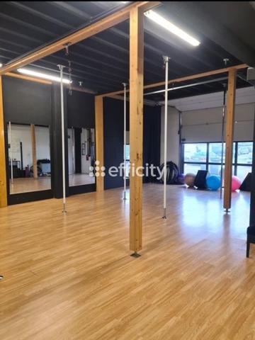 Local Commercial
         5 pièces
        - 260 m² 870 000 € *