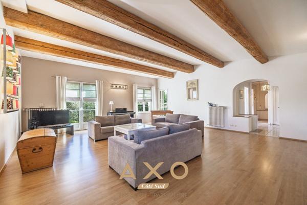 NÎMES  MAISON DE CARACTÈRE FACON BASTIDE PROVENCALE 8 PIÈCES  205 M²  PISCINE  TERRAIN