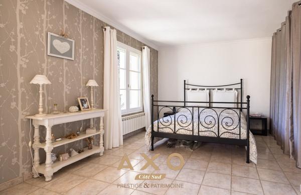 NÎMES  MAISON DE CARACTÈRE FACON BASTIDE PROVENCALE 8 PIÈCES  205 M²  PISCINE  TERRAIN