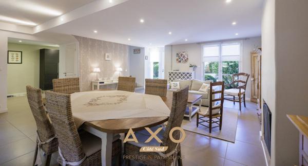 NÎMES  MAISON DE CARACTÈRE FACON BASTIDE PROVENCALE 8 PIÈCES  205 M²  PISCINE  TERRAIN