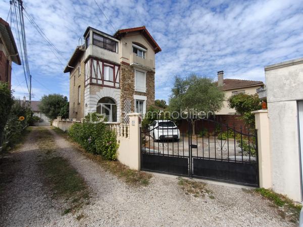 Description
Maison 6 pièces 120 m²

Votre agence  Mr COULONGEAT William BSK IMMOBILIER vous propose :
Une maison coup de cœur localisée dans un secteur calme et recherché, en limite D'Ablon-sur-Seine .
 Cette magnifique maison en meulière avec beaucoup de charme vous séduira par ses beaux volumes.
Elle est composée au rez-de-chaussée d'une belle entrée cathédrale de 9 m², un séjour double de 28 m² avec son poêle à Granule récent 
Sur ce même niveau, vous profiterez d'une cuisine ouverte et aménagée , accès directement sur une véranda et jardin .
Au  1 ) l'étage vous trouverez  deux grandes chambres ( 1 de 17 m² avec son dressing et 1 de 15 m² ) , 1 WC indépendant , et 1 salle de bain .
Au 2) étage 1 chambre de 12.50 m²et 1 autre de 15 m² 
Cette maison dispose sous-sol total de 35 m² divisé en atelier, buanderie, cellier 
Garage indépendant dans jardin de 25 m² avec portail électrique .
Le plus : 
Beaucoup de charme , Parquet chêne massif magnifiquement entretenu
plafond cathédrale avec bel escalier accès au chambres .
Aucun travaux à prévoir 
Chauffage central au gaz 
Une visite s'impose , poser vos valises
Jardin très agréable exposition Est - Ouest
Visite possible 7 / 7
Vidéo sur demande .

Taxes Foncières 2100 euros .


10 min à pieds de la gare d'Athis ou d'Ablon (RER C)
Bus à 5 min à pieds et Tram à proximité
Proche des commerces ( 10 min à pied de Grand Frais)
Ecole Saint Charles
Terrain de tennis à 5 min à pieds
Près d'Orly sans les nuisances sonores.



Bien d'exception à visiter !!