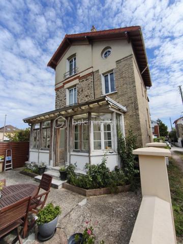 Description
Maison 6 pièces 120 m²

Votre agence  Mr COULONGEAT William BSK IMMOBILIER vous propose :
Une maison coup de cœur localisée dans un secteur calme et recherché, en limite D'Ablon-sur-Seine .
 Cette magnifique maison en meulière avec beaucoup de charme vous séduira par ses beaux volumes.
Elle est composée au rez-de-chaussée d'une belle entrée cathédrale de 9 m², un séjour double de 28 m² avec son poêle à Granule récent 
Sur ce même niveau, vous profiterez d'une cuisine ouverte et aménagée , accès directement sur une véranda et jardin .
Au  1 ) l'étage vous trouverez  deux grandes chambres ( 1 de 17 m² avec son dressing et 1 de 15 m² ) , 1 WC indépendant , et 1 salle de bain .
Au 2) étage 1 chambre de 12.50 m²et 1 autre de 15 m² 
Cette maison dispose sous-sol total de 35 m² divisé en atelier, buanderie, cellier 
Garage indépendant dans jardin de 25 m² avec portail électrique .
Le plus : 
Beaucoup de charme , Parquet chêne massif magnifiquement entretenu
plafond cathédrale avec bel escalier accès au chambres .
Aucun travaux à prévoir 
Chauffage central au gaz 
Une visite s'impose , poser vos valises
Jardin très agréable exposition Est - Ouest
Visite possible 7 / 7
Vidéo sur demande .

Taxes Foncières 2100 euros .


10 min à pieds de la gare d'Athis ou d'Ablon (RER C)
Bus à 5 min à pieds et Tram à proximité
Proche des commerces ( 10 min à pied de Grand Frais)
Ecole Saint Charles
Terrain de tennis à 5 min à pieds
Près d'Orly sans les nuisances sonores.



Bien d'exception à visiter !!