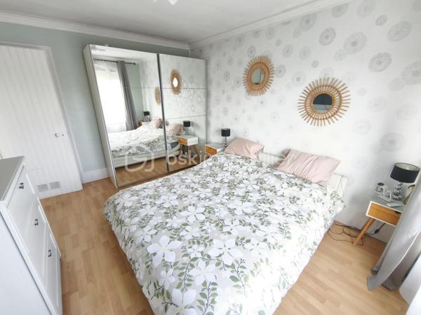 Description
Maison 6 pièces 120 m²

Votre agence  Mr COULONGEAT William BSK IMMOBILIER vous propose :
Une maison coup de cœur localisée dans un secteur calme et recherché, en limite D'Ablon-sur-Seine .
 Cette magnifique maison en meulière avec beaucoup de charme vous séduira par ses beaux volumes.
Elle est composée au rez-de-chaussée d'une belle entrée cathédrale de 9 m², un séjour double de 28 m² avec son poêle à Granule récent 
Sur ce même niveau, vous profiterez d'une cuisine ouverte et aménagée , accès directement sur une véranda et jardin .
Au  1 ) l'étage vous trouverez  deux grandes chambres ( 1 de 17 m² avec son dressing et 1 de 15 m² ) , 1 WC indépendant , et 1 salle de bain .
Au 2) étage 1 chambre de 12.50 m²et 1 autre de 15 m² 
Cette maison dispose sous-sol total de 35 m² divisé en atelier, buanderie, cellier 
Garage indépendant dans jardin de 25 m² avec portail électrique .
Le plus : 
Beaucoup de charme , Parquet chêne massif magnifiquement entretenu
plafond cathédrale avec bel escalier accès au chambres .
Aucun travaux à prévoir 
Chauffage central au gaz 
Une visite s'impose , poser vos valises
Jardin très agréable exposition Est - Ouest
Visite possible 7 / 7
Vidéo sur demande .

Taxes Foncières 2100 euros .


10 min à pieds de la gare d'Athis ou d'Ablon (RER C)
Bus à 5 min à pieds et Tram à proximité
Proche des commerces ( 10 min à pied de Grand Frais)
Ecole Saint Charles
Terrain de tennis à 5 min à pieds
Près d'Orly sans les nuisances sonores.



Bien d'exception à visiter !!