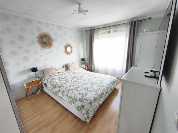 Description
Maison 6 pièces 120 m²

Votre agence  Mr COULONGEAT William BSK IMMOBILIER vous propose :
Une maison coup de cœur localisée dans un secteur calme et recherché, en limite D'Ablon-sur-Seine .
 Cette magnifique maison en meulière avec beaucoup de charme vous séduira par ses beaux volumes.
Elle est composée au rez-de-chaussée d'une belle entrée cathédrale de 9 m², un séjour double de 28 m² avec son poêle à Granule récent 
Sur ce même niveau, vous profiterez d'une cuisine ouverte et aménagée , accès directement sur une véranda et jardin .
Au  1 ) l'étage vous trouverez  deux grandes chambres ( 1 de 17 m² avec son dressing et 1 de 15 m² ) , 1 WC indépendant , et 1 salle de bain .
Au 2) étage 1 chambre de 12.50 m²et 1 autre de 15 m² 
Cette maison dispose sous-sol total de 35 m² divisé en atelier, buanderie, cellier 
Garage indépendant dans jardin de 25 m² avec portail électrique .
Le plus : 
Beaucoup de charme , Parquet chêne massif magnifiquement entretenu
plafond cathédrale avec bel escalier accès au chambres .
Aucun travaux à prévoir 
Chauffage central au gaz 
Une visite s'impose , poser vos valises
Jardin très agréable exposition Est - Ouest
Visite possible 7 / 7
Vidéo sur demande .

Taxes Foncières 2100 euros .


10 min à pieds de la gare d'Athis ou d'Ablon (RER C)
Bus à 5 min à pieds et Tram à proximité
Proche des commerces ( 10 min à pied de Grand Frais)
Ecole Saint Charles
Terrain de tennis à 5 min à pieds
Près d'Orly sans les nuisances sonores.



Bien d'exception à visiter !!