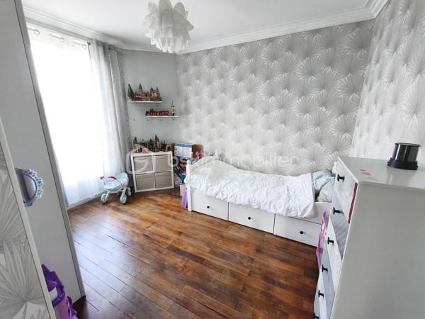 Description
Maison 6 pièces 120 m²

Votre agence  Mr COULONGEAT William BSK IMMOBILIER vous propose :
Une maison coup de cœur localisée dans un secteur calme et recherché, en limite D'Ablon-sur-Seine .
 Cette magnifique maison en meulière avec beaucoup de charme vous séduira par ses beaux volumes.
Elle est composée au rez-de-chaussée d'une belle entrée cathédrale de 9 m², un séjour double de 28 m² avec son poêle à Granule récent 
Sur ce même niveau, vous profiterez d'une cuisine ouverte et aménagée , accès directement sur une véranda et jardin .
Au  1 ) l'étage vous trouverez  deux grandes chambres ( 1 de 17 m² avec son dressing et 1 de 15 m² ) , 1 WC indépendant , et 1 salle de bain .
Au 2) étage 1 chambre de 12.50 m²et 1 autre de 15 m² 
Cette maison dispose sous-sol total de 35 m² divisé en atelier, buanderie, cellier 
Garage indépendant dans jardin de 25 m² avec portail électrique .
Le plus : 
Beaucoup de charme , Parquet chêne massif magnifiquement entretenu
plafond cathédrale avec bel escalier accès au chambres .
Aucun travaux à prévoir 
Chauffage central au gaz 
Une visite s'impose , poser vos valises
Jardin très agréable exposition Est - Ouest
Visite possible 7 / 7
Vidéo sur demande .

Taxes Foncières 2100 euros .


10 min à pieds de la gare d'Athis ou d'Ablon (RER C)
Bus à 5 min à pieds et Tram à proximité
Proche des commerces ( 10 min à pied de Grand Frais)
Ecole Saint Charles
Terrain de tennis à 5 min à pieds
Près d'Orly sans les nuisances sonores.



Bien d'exception à visiter !!