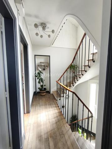 Description
Maison 6 pièces 120 m²

Votre agence  Mr COULONGEAT William BSK IMMOBILIER vous propose :
Une maison coup de cœur localisée dans un secteur calme et recherché, en limite D'Ablon-sur-Seine .
 Cette magnifique maison en meulière avec beaucoup de charme vous séduira par ses beaux volumes.
Elle est composée au rez-de-chaussée d'une belle entrée cathédrale de 9 m², un séjour double de 28 m² avec son poêle à Granule récent 
Sur ce même niveau, vous profiterez d'une cuisine ouverte et aménagée , accès directement sur une véranda et jardin .
Au  1 ) l'étage vous trouverez  deux grandes chambres ( 1 de 17 m² avec son dressing et 1 de 15 m² ) , 1 WC indépendant , et 1 salle de bain .
Au 2) étage 1 chambre de 12.50 m²et 1 autre de 15 m² 
Cette maison dispose sous-sol total de 35 m² divisé en atelier, buanderie, cellier 
Garage indépendant dans jardin de 25 m² avec portail électrique .
Le plus : 
Beaucoup de charme , Parquet chêne massif magnifiquement entretenu
plafond cathédrale avec bel escalier accès au chambres .
Aucun travaux à prévoir 
Chauffage central au gaz 
Une visite s'impose , poser vos valises
Jardin très agréable exposition Est - Ouest
Visite possible 7 / 7
Vidéo sur demande .

Taxes Foncières 2100 euros .


10 min à pieds de la gare d'Athis ou d'Ablon (RER C)
Bus à 5 min à pieds et Tram à proximité
Proche des commerces ( 10 min à pied de Grand Frais)
Ecole Saint Charles
Terrain de tennis à 5 min à pieds
Près d'Orly sans les nuisances sonores.



Bien d'exception à visiter !!