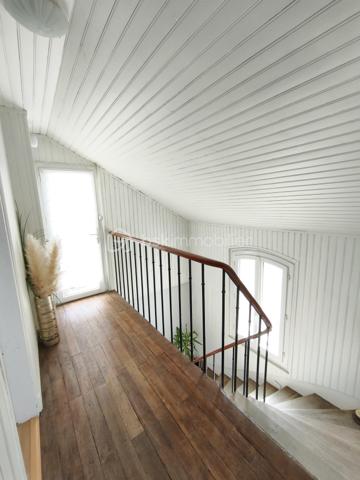 Description
Maison 6 pièces 120 m²

Votre agence  Mr COULONGEAT William BSK IMMOBILIER vous propose :
Une maison coup de cœur localisée dans un secteur calme et recherché, en limite D'Ablon-sur-Seine .
 Cette magnifique maison en meulière avec beaucoup de charme vous séduira par ses beaux volumes.
Elle est composée au rez-de-chaussée d'une belle entrée cathédrale de 9 m², un séjour double de 28 m² avec son poêle à Granule récent 
Sur ce même niveau, vous profiterez d'une cuisine ouverte et aménagée , accès directement sur une véranda et jardin .
Au  1 ) l'étage vous trouverez  deux grandes chambres ( 1 de 17 m² avec son dressing et 1 de 15 m² ) , 1 WC indépendant , et 1 salle de bain .
Au 2) étage 1 chambre de 12.50 m²et 1 autre de 15 m² 
Cette maison dispose sous-sol total de 35 m² divisé en atelier, buanderie, cellier 
Garage indépendant dans jardin de 25 m² avec portail électrique .
Le plus : 
Beaucoup de charme , Parquet chêne massif magnifiquement entretenu
plafond cathédrale avec bel escalier accès au chambres .
Aucun travaux à prévoir 
Chauffage central au gaz 
Une visite s'impose , poser vos valises
Jardin très agréable exposition Est - Ouest
Visite possible 7 / 7
Vidéo sur demande .

Taxes Foncières 2100 euros .


10 min à pieds de la gare d'Athis ou d'Ablon (RER C)
Bus à 5 min à pieds et Tram à proximité
Proche des commerces ( 10 min à pied de Grand Frais)
Ecole Saint Charles
Terrain de tennis à 5 min à pieds
Près d'Orly sans les nuisances sonores.



Bien d'exception à visiter !!